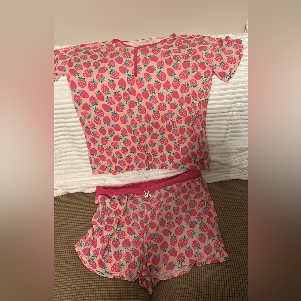 Little Sleepies pajama set 3X top and XXL short
Vibrant strawberry theme
